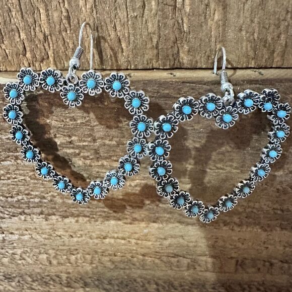 Vibrant‎ Turquoise Heart Earrings with Bohemian Floral Design - Picture 3 of 8